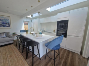 Seaside Apartment, Parking, Private Garden, Walking distance to Southbourne Beach
